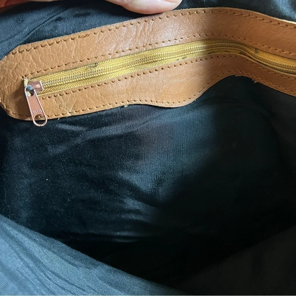 BOHO HOBO LARGE LEATHER BAG. 3 large inside sections-2 with zip pockets. Camel